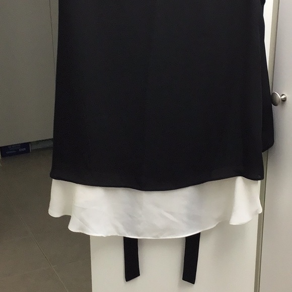 ONE PIECE TANK TOP THAT LOOKS LIKE TWO PIECES.  BLACK AND WHITE - Picture 6 of 10